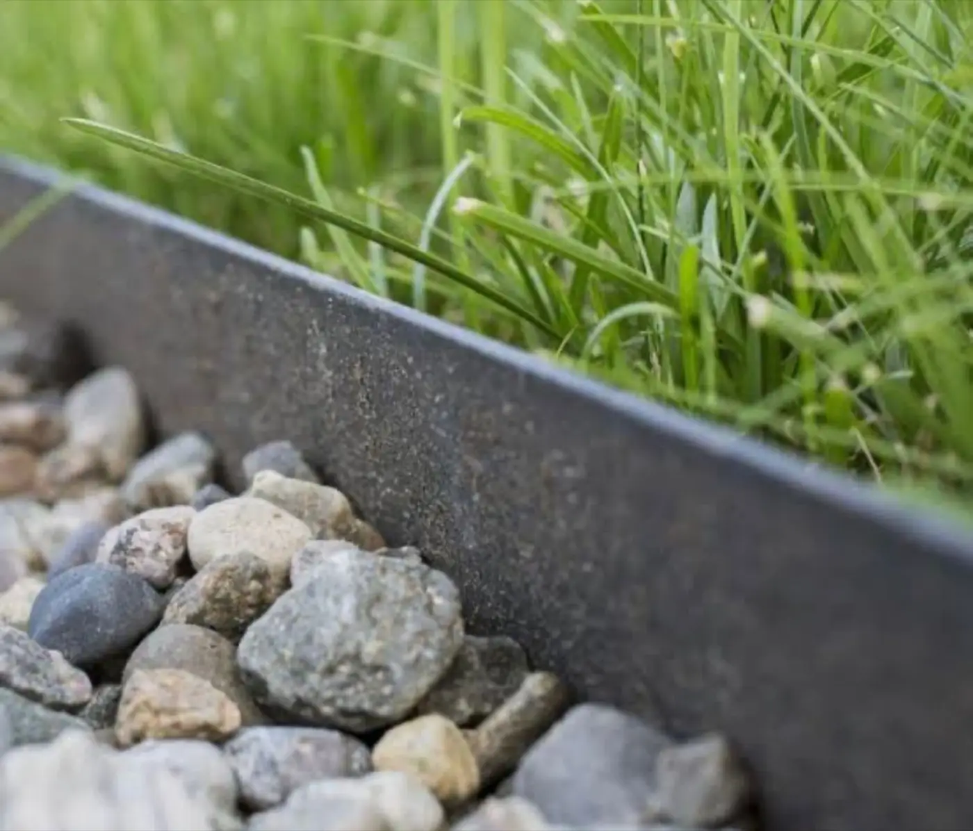 AntGarden helps define clean borders between lawns, flower beds, paths and hardscape elements. Flexible profiles support both straight and curved designs.